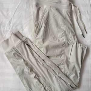 Lululemon Size 6 Light Cream Gray  Athleisure Jogger Pants Cuff bottom Pockets!